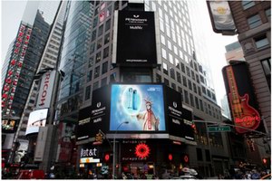 珀莱雅早晚水广告感恩节登上纽约时代广场大屏